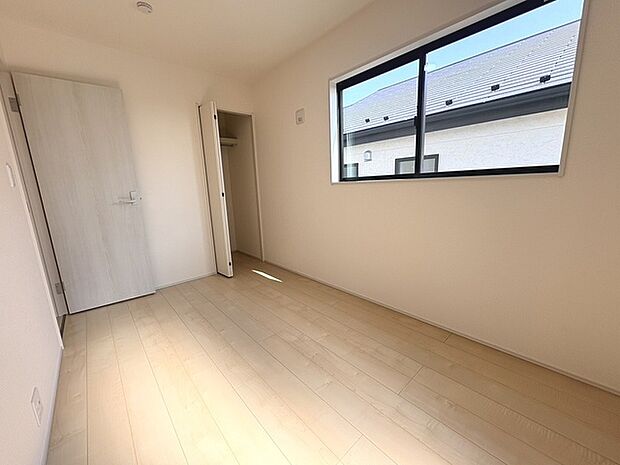 スタイリッシュなデザインと快適な居住性を兼ね備えた洋室。広々とした空間は、自分らしいインテリアを楽しむことができるほか、リラックスした時間を過ごすことができそうです。 