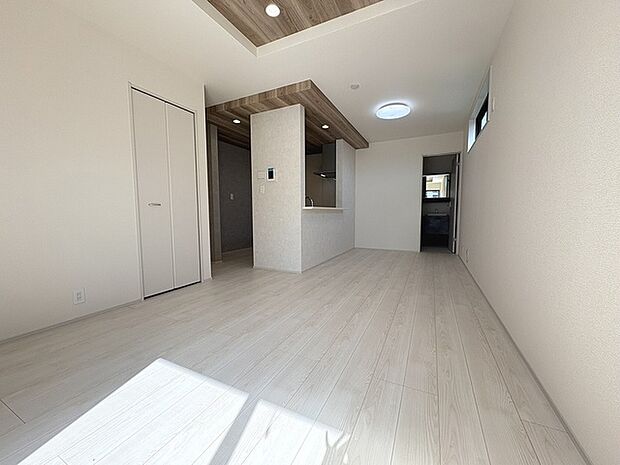 家族が一番集まる場所だから広々としつつも素敵な空間であって欲しい。みんながくつろぐリビングからキッチンまでが一つの空間のように繋がる間取り。
