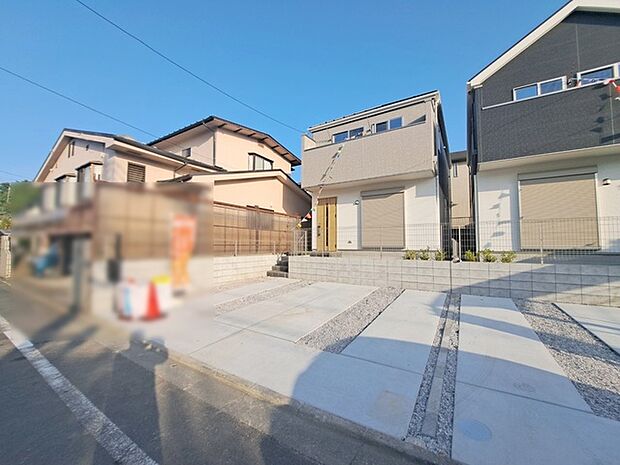 周辺の街並みの中で適度な主張、生活に溶け込むシンプルなデザインの外観が魅力の一戸建です。