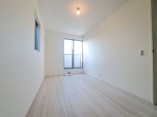 スタイリッシュなデザインと快適な居住性を兼ね備えた洋室。広々とした空間は、自分らしいインテリアを楽しむことができるほか、リラックスした時間を過ごすことができそうです。