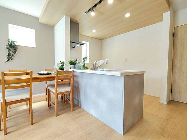 家族が一番集まる場所だから広々としつつも素敵な空間であって欲しい。みんながくつろぐリビングからキッチンまでが一つの空間のように繋がる間取り。