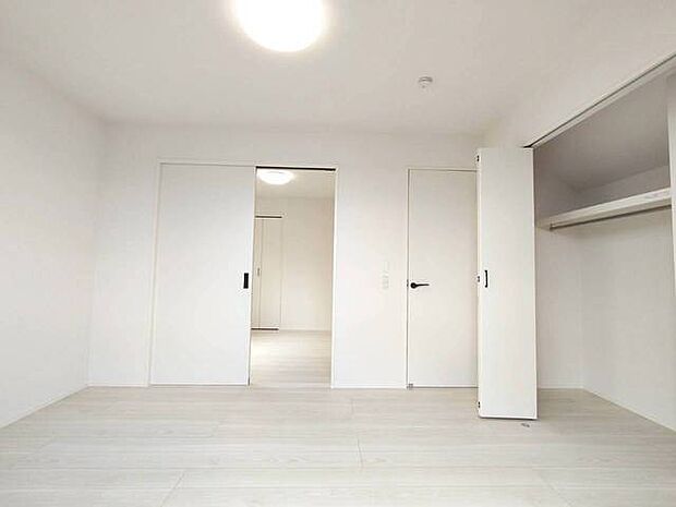 洋室はモダンなデザインと機能性を備え、快適な生活空間に。明るい窓から差し込む自然光が広々とした空間をさらに明るく開放的に感じさせます。