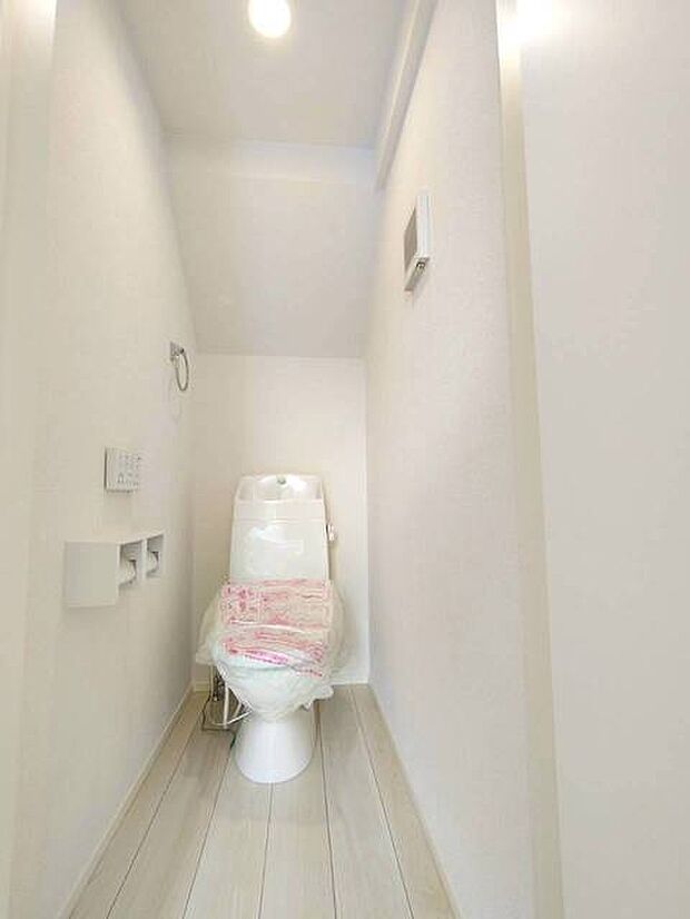 トイレにはウォシュレット機能を標準装備。