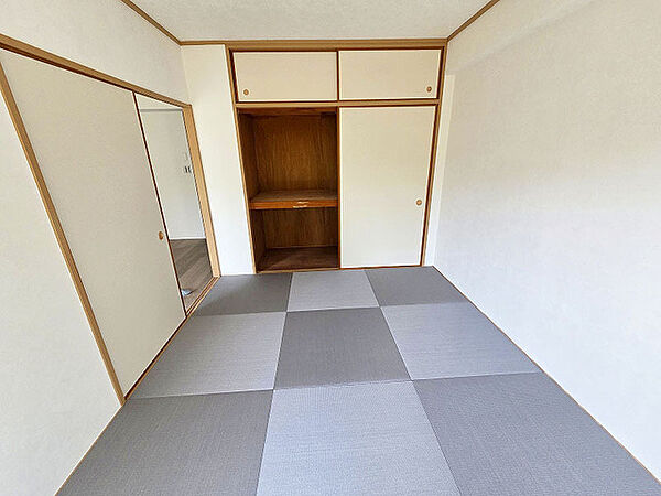 グレーの畳が敷かれたスタイリッシュな和室