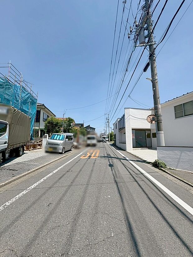 安心して暮らすことのできる住宅街。　住宅地の道路は一般に交通量が少なく車などの騒音が少ないため、住民にとって静かな生活環境が提供されます。 