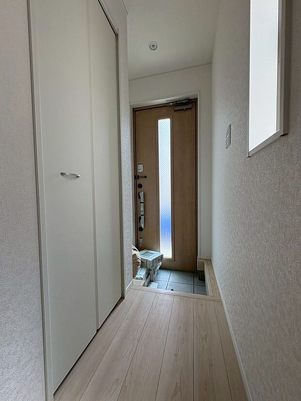 玄関は家の第一印象を左右する重要な場所。ほどよい広さとスタイリッシュな色遣いが印象的です。