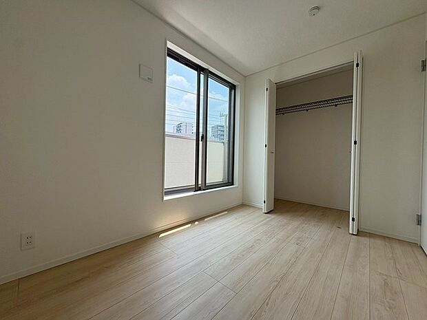 洋室はモダンなデザインと機能性を備え、快適な生活空間に。明るい窓から差し込む自然光が広々とした空間をさらに明るく開放的に感じさせます。