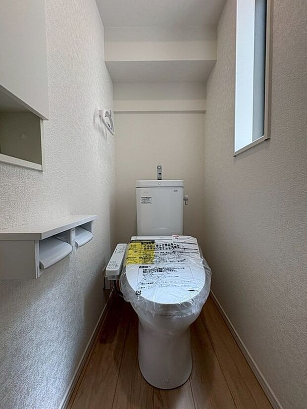 階段下を有効活用したトイレスペース。 便座はもちろんウォシュレット。