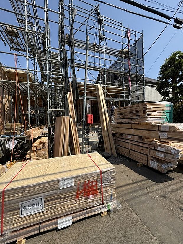 現在建物を建築中です、建築中の物件については現地確認の他、同施工会社の完成施工例のご案内、担当者のプレゼンテーションにてご検討ください。適切なご検討の方法をご説明させて頂きます。