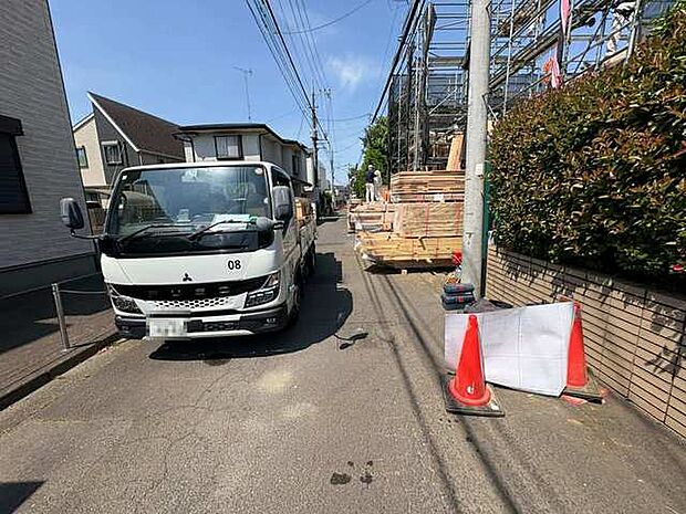 安心して暮らすことのできる住宅街。 住宅地の道路は一般に交通量が少なく車などの騒音が少ないため、住民にとって静かな生活環境が提供されます。
