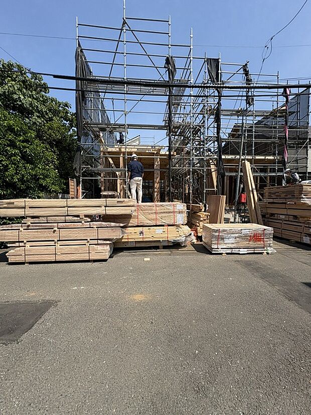 現在建物を建築中です、建築中の物件については現地確認の他、同施工会社の完成施工例のご案内、担当者のプレゼンテーションにてご検討ください。適切なご検討の方法をご説明させて頂きます。