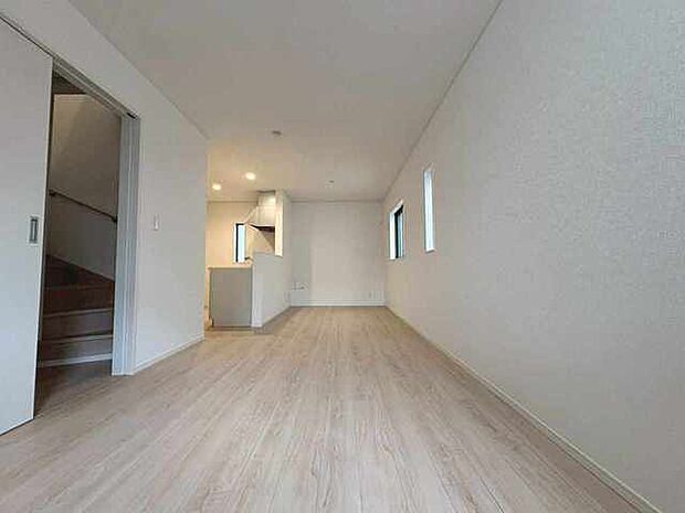 家族の集まるリビングは気持ちの良い自然光が差し込む団欒空間。室内のご見学予約も随時、受付中ですのでお気軽にお問合せください。