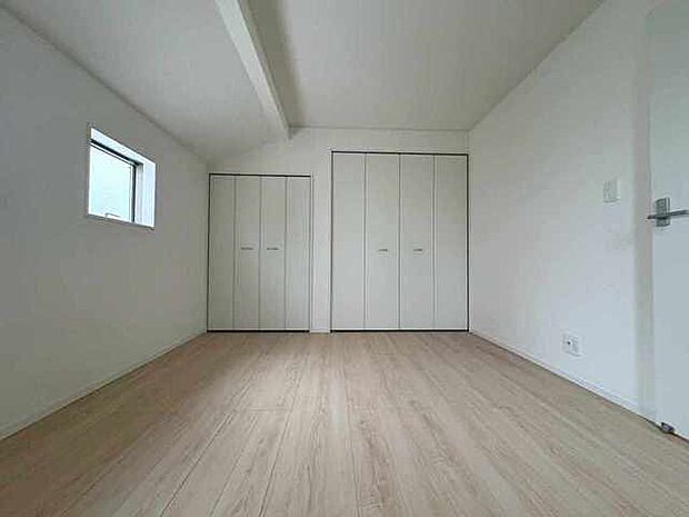 スタイリッシュなデザインと快適な居住性を兼ね備えた洋室。広々とした空間は、自分らしいインテリアを楽しむことができるほか、リラックスした時間を過ごすことができそうです。