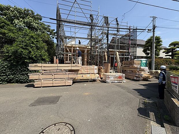 安心して暮らすことのできる住宅街。 住宅地の道路は一般に交通量が少なく車などの騒音が少ないため、住民にとって静かな生活環境が提供されます。
