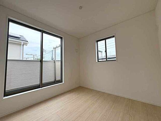 実際に室内をご見学頂くと生活のイメージが広がります。家具を置いたイメージや窓からの景色など、現地で体感ください。