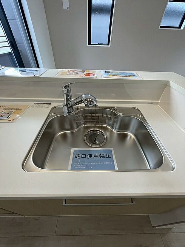 お料理をしながらリビングの家族やゲストとの会話が楽しめるカウンタータイプのキッチン。毎日のお料理を楽しく快適に。