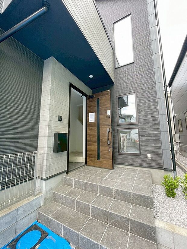 周辺の街並みの中で適度な主張、生活に溶け込むシンプルなデザインの外観が魅力の一戸建です。
