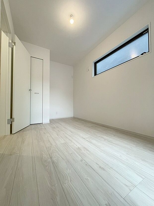スタイリッシュなデザインと快適な居住性を兼ね備えた洋室。広々とした空間は、自分らしいインテリアを楽しむことができるほか、リラックスした時間を過ごすことができそうです。
