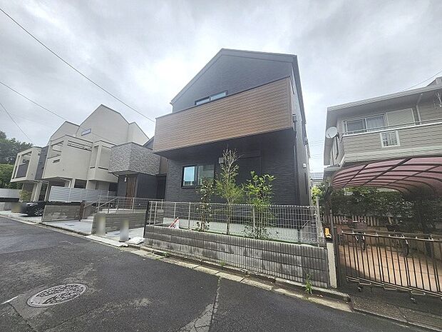 周辺の街並みの中で適度な主張、生活に溶け込むシンプルなデザインの外観が魅力の一戸建です。