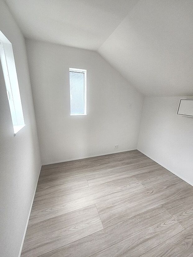勾配天井の2階のお部屋。この勾配の角度がお洒落な雰囲気を感じさせてくれます。