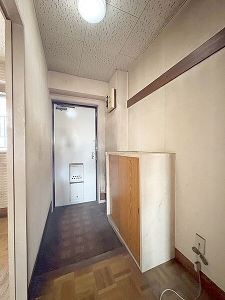 玄関は家の第一印象を左右する重要な場所。ほどよい広さとスタイリッシュな色遣いが印象的です。