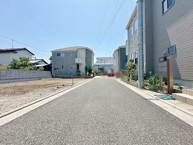安心して暮らすことのできる住宅街。　住宅地の道路は一般に交通量が少なく車などの騒音が少ないため、住民にとって静かな生活環境が提供されます。 