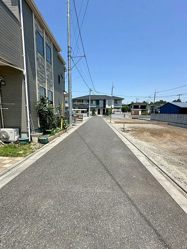 安心して暮らすことのできる住宅街。　住宅地の道路は一般に交通量が少なく車などの騒音が少ないため、住民にとって静かな生活環境が提供されます。 