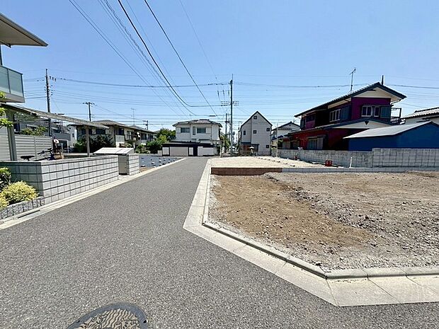 安心して暮らすことのできる住宅街。　住宅地の道路は一般に交通量が少なく車などの騒音が少ないため、住民にとって静かな生活環境が提供されます。 