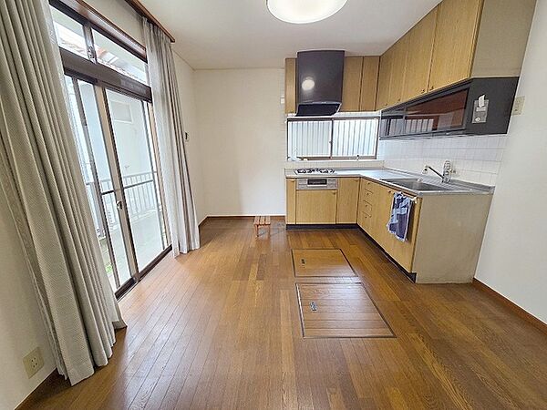 実際に室内をご見学頂くと生活のイメージが広がると思います。家具を置いたイメージや窓からの景色など。周辺で販売に出している物件も一緒にまとめてご見学頂き、比較する事もできます。