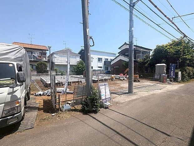 安心して暮らすことのできる住宅街。　住宅地の道路は一般に交通量が少なく車などの騒音が少ないため、住民にとって静かな生活環境が提供されます。 