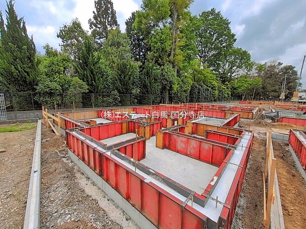 現在建物を建築中です、建築中の物件については現地確認の他、同施工会社の完成施工例のご案内、担当者のプレゼンテーションにてご検討ください。適切なご検討の方法をご説明させて頂きます。 