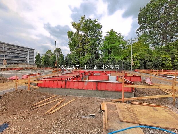 現在建物を建築中です、建築中の物件については現地確認の他、同施工会社の完成施工例のご案内、担当者のプレゼンテーションにてご検討ください。適切なご検討の方法をご説明させて頂きます。