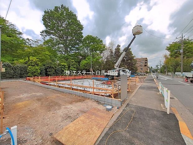 安心して暮らすことのできる住宅街。　住宅地の道路は一般に交通量が少なく車などの騒音が少ないため、住民にとって静かな生活環境が提供されます。 