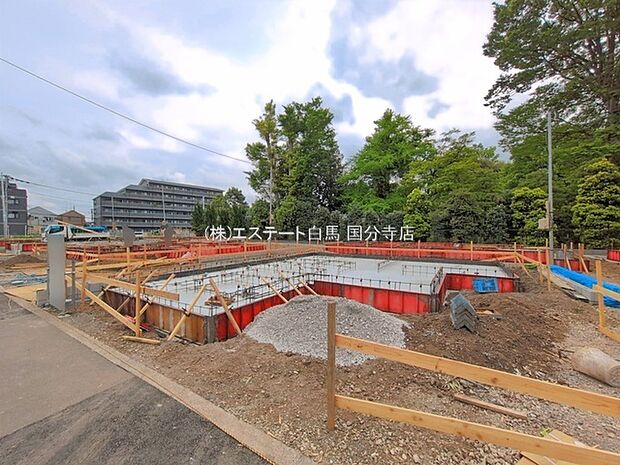 現在建物を建築中です、建築中の物件については現地確認の他、同施工会社の完成施工例のご案内、担当者のプレゼンテーションにてご検討ください。適切なご検討の方法をご説明させて頂きます。