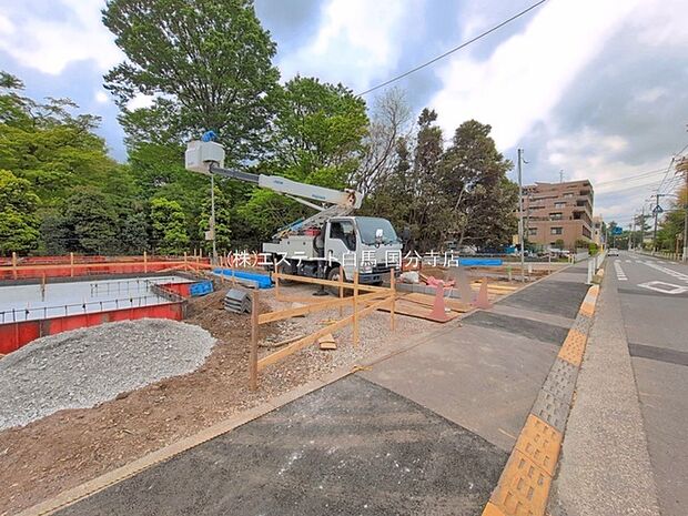 安心して暮らすことのできる住宅街。 住宅地の道路は一般に交通量が少なく車などの騒音が少ないため、住民にとって静かな生活環境が提供されます。