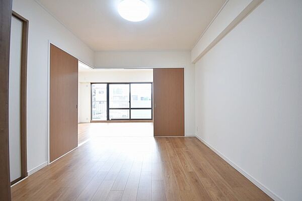 実際に室内をご見学頂くと生活のイメージが広がります。家具を置いたイメージや窓からの景色など、現地で体感ください。