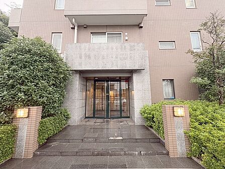 周辺の街並みの中で適度な主張、生活に溶け込むシンプルなデザインの外観が魅力の建物です。