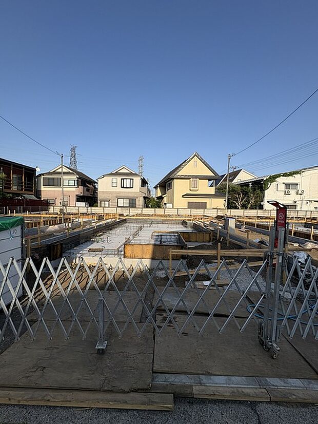 現在建物を建築中です、建築中の物件については現地確認の他、同施工会社の完成施工例のご案内、担当者のプレゼンテーションにてご検討ください。適切なご検討の方法をご説明させて頂きます。