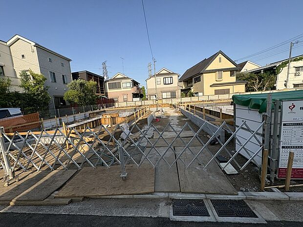 現在建物を建築中です、建築中の物件については現地確認の他、同施工会社の完成施工例のご案内、担当者のプレゼンテーションにてご検討ください。適切なご検討の方法をご説明させて頂きます。 