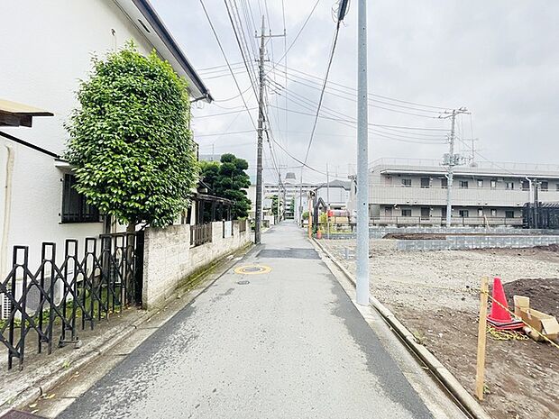 安心して暮らすことのできる住宅街。 住宅地の道路は一般に交通量が少なく車などの騒音が少ないため、住民にとって静かな生活環境が提供されます。