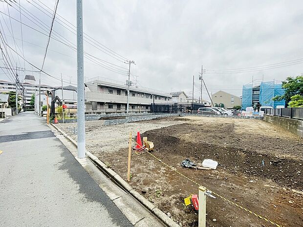 現在建物を建築中です、建築中の物件については現地確認の他、同施工会社の完成施工例のご案内、担当者のプレゼンテーションにてご検討ください。適切なご検討の方法をご説明させて頂きます。