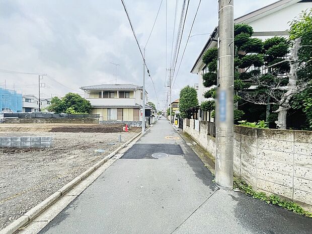 安心して暮らすことのできる住宅街。　住宅地の道路は一般に交通量が少なく車などの騒音が少ないため、住民にとって静かな生活環境が提供されます。 