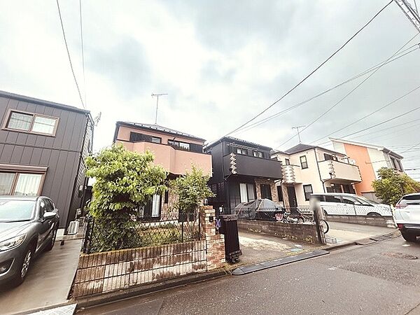 周辺の街並みの中で適度な主張、生活に溶け込むシンプルなデザインの外観が魅力の一戸建です。
