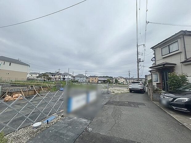安心して暮らすことのできる住宅街。 住宅地の道路は一般に交通量が少なく車などの騒音が少ないため、住民にとって静かな生活環境が提供されます。