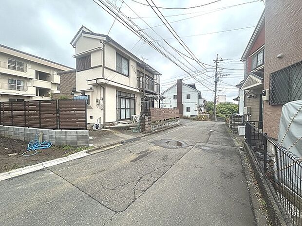 安心して暮らすことのできる住宅街。　住宅地の道路は一般に交通量が少なく車などの騒音が少ないため、住民にとって静かな生活環境が提供されます。 