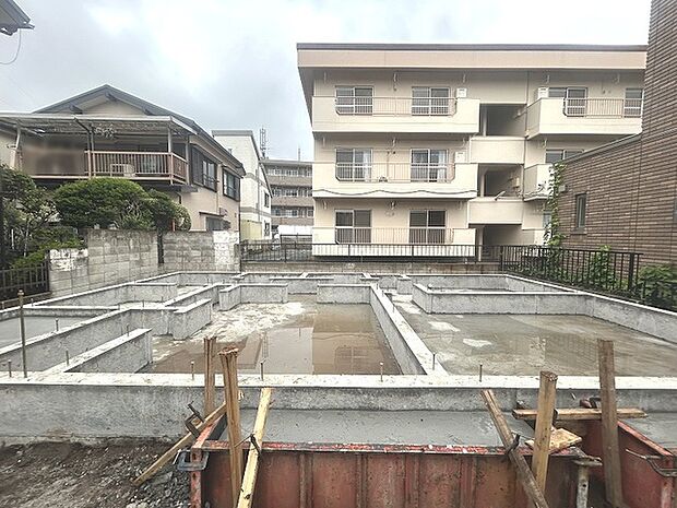現在建物を建築中です、建築中の物件については現地確認の他、同施工会社の完成施工例のご案内、担当者のプレゼンテーションにてご検討ください。適切なご検討の方法をご説明させて頂きます。