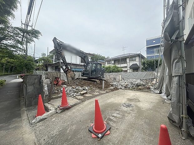 現地ご見学の際、スタッフが様々なご質問に対応いたします、周辺環境、前面道路、建築可能な建物について、ぜひご相談ください。