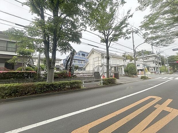 現地ご見学の際、スタッフが様々なご質問に対応いたします、周辺環境、前面道路、建築可能な建物について、ぜひご相談ください。
