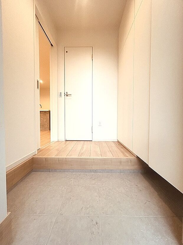 玄関は家の第一印象を左右する重要な場所。ほどよい広さとスタイリッシュな色遣いが印象的です。 