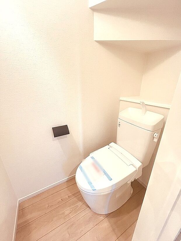 階段下を有効活用したトイレスペース。 便座はもちろんウォシュレット。  
